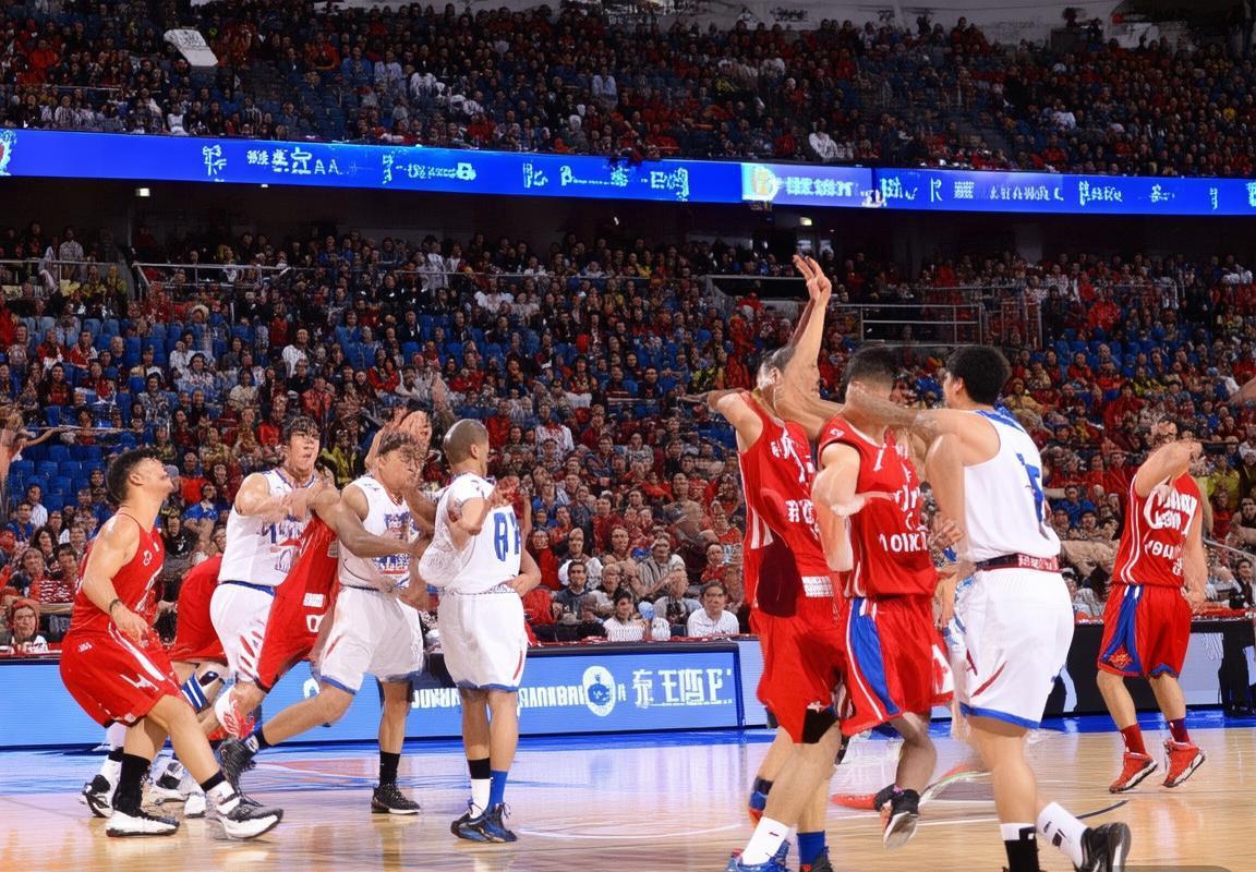 2015 CBA季后赛粤鲁巅峰对决：战术解析与精彩瞬间